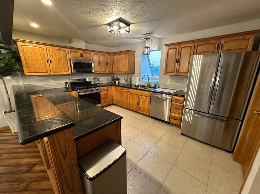 Inviting 3 Bed 2.5 Bath Townhome In Wadsworth 외부 사진